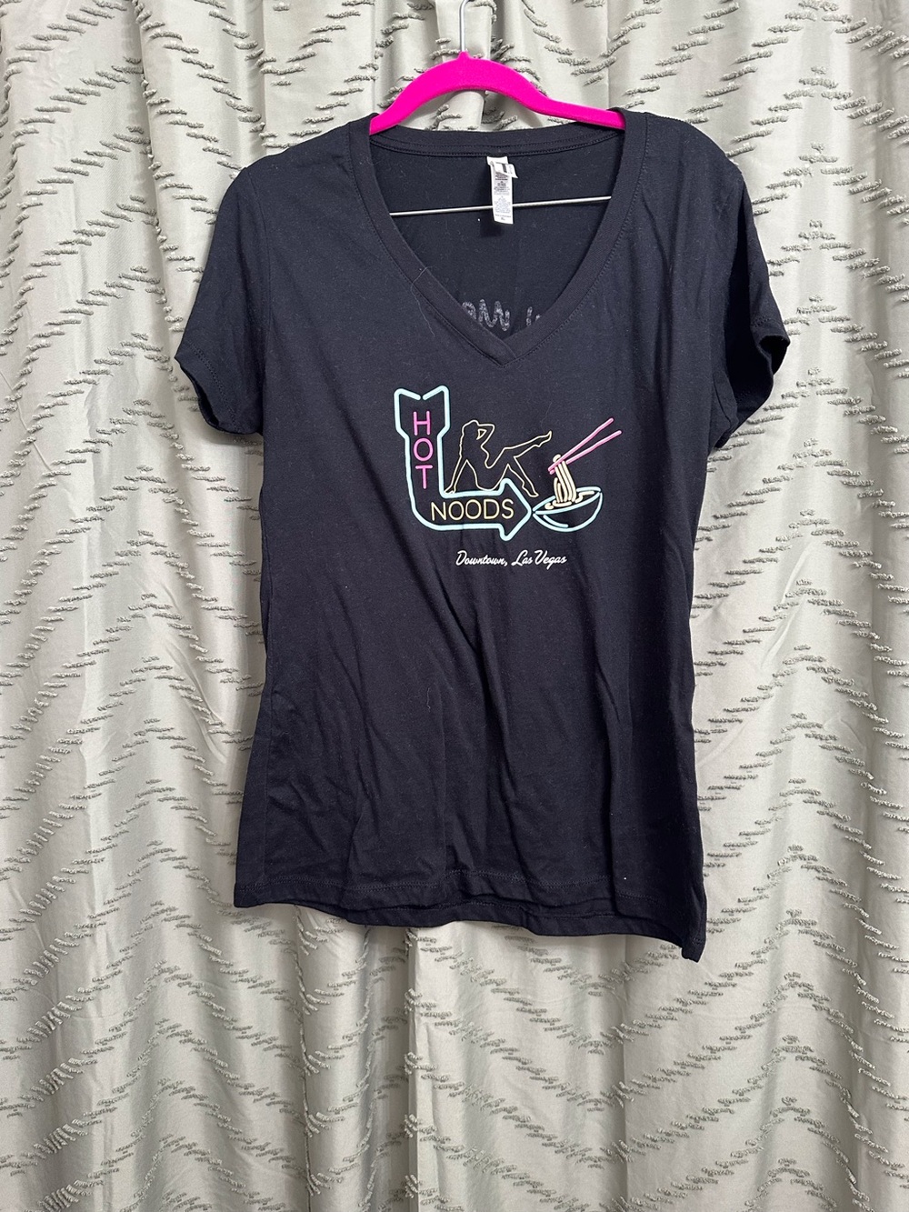 Hot Noods tee t-shirt top v neck top size XL but fits more like a Size M